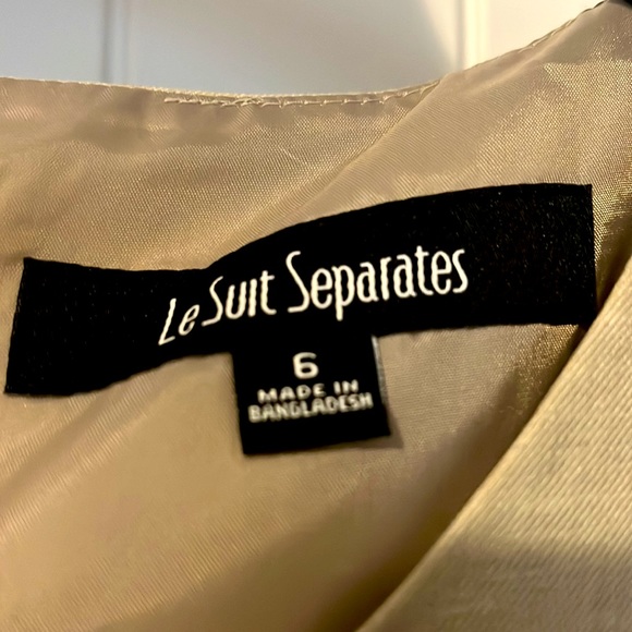 A dress - Picture 3 of 7